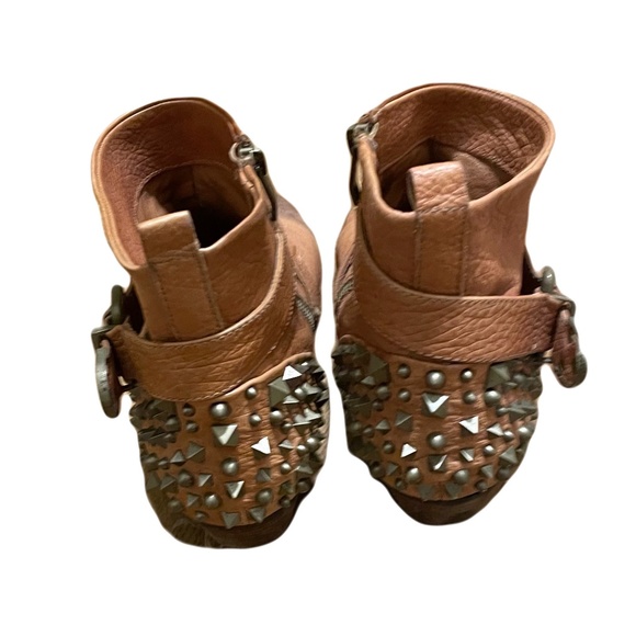 VINCE CAMUTO Tan Distressed Ankle Boots with Studs & Buckled Straps - Size 9.5 B - Picture 4 of 6